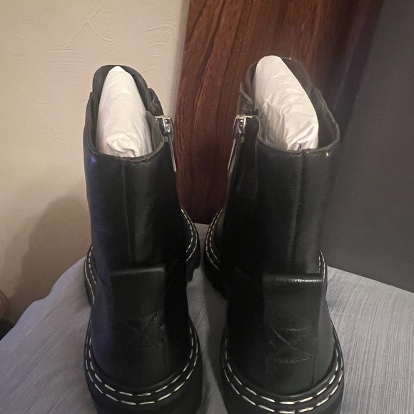 Vince Camuto Popinta Black Leather Zipper Ankle Boots, women's 6.5, new in box - Picture 5 of 11